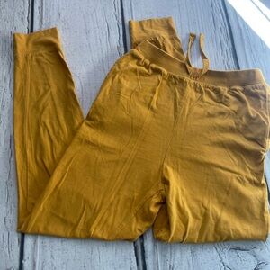 Leveret mustard-colored joggers